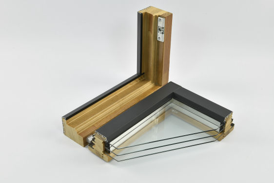 Muestra en sección de una ventana con triple acristalamiento, perfilería de madera maciza y acabado interior con refuerzo metálico. Diseño de alta eficiencia energética.